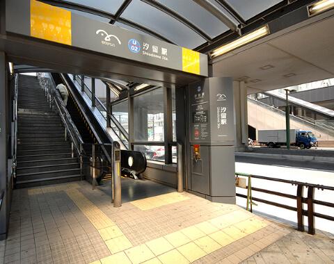 駅への入口付近