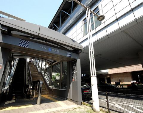 駅への入口付近