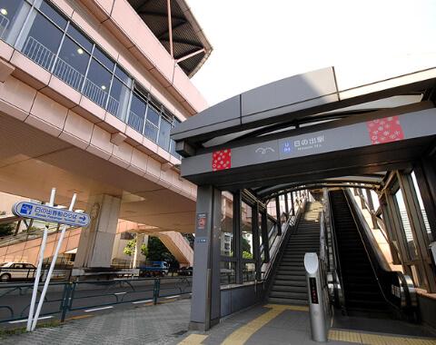駅への入口付近