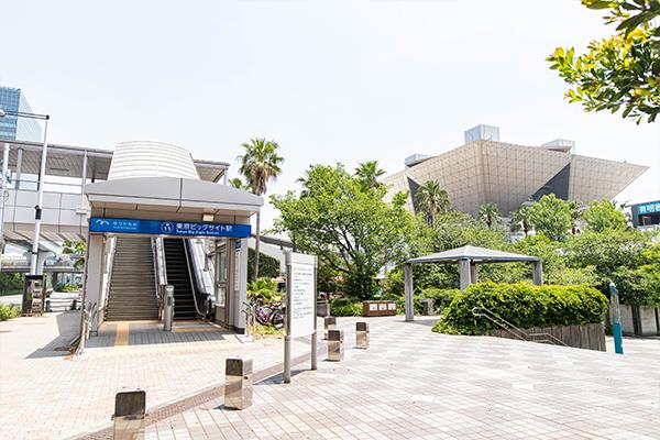 駅への入口付近