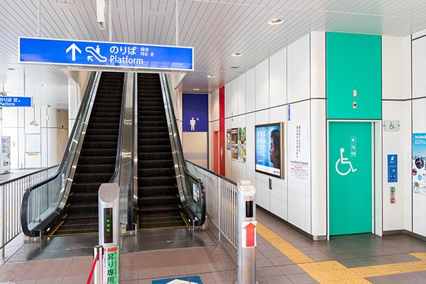 ホームへの入口(エスカレーター)