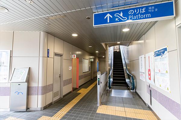 ホームへの入口(エスカレーター)